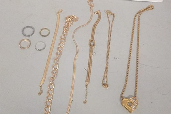 Homem é preso no Centro de Patos de Minas com cordões, pulseiras e anéis furtados