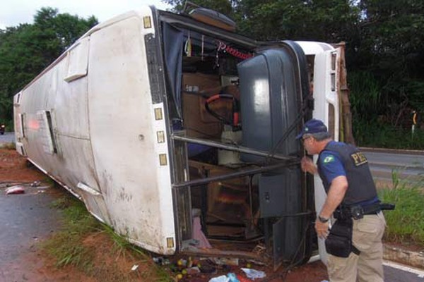Ônibus de turismo tomba em curva da BR 365 e deixa mais de 20 passageiros feridos
