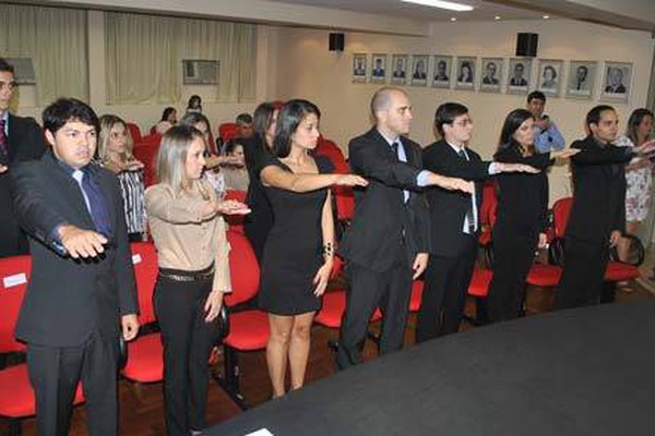 OAB entrega carteiras para doze novos advogados em Patos de Minas