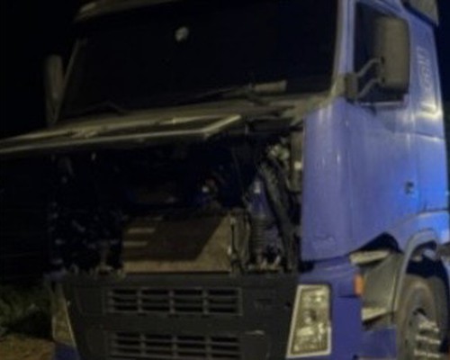 PM prende trio com caminhão clonado envolvido em roubo de carga avaliada em R$650 mil