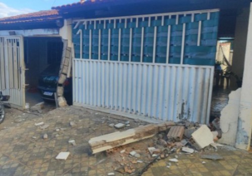 Motorista é preso em Varjão de Minas após carro e atingir duas residências