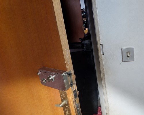 Em processo de separação, homem força abertura da porta do quarto e agride esposa