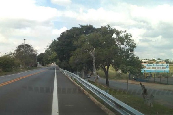 DNIT instala guard rails e faz melhorias na sinalização da avenida J.K em Patos de Minas