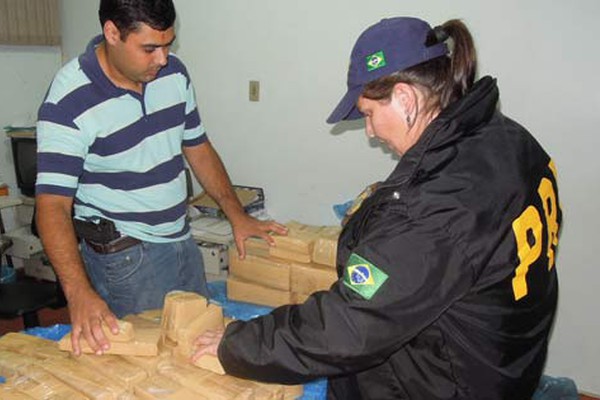 Polícia Rodoviária Federal apreende quase 100 tabletes de maconha em operação na BR 365