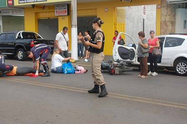 Condutora abre porta de carro, irmãs batem de moto e ficam feridas na av. Brasil