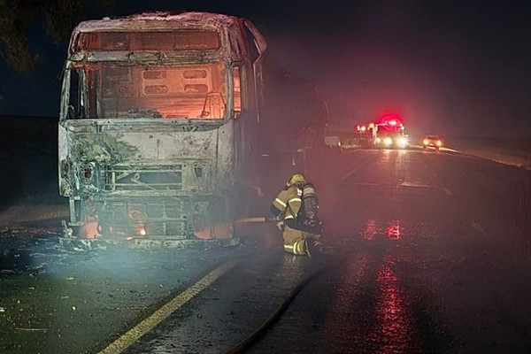 Cavalinho de carreta-tanque carregada de glicose pega fogo na BR 365