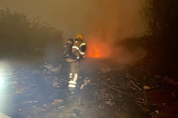 Após seis horas de trabalho, Bombeiros controlam incêndio no bairro Alto Limoeiro