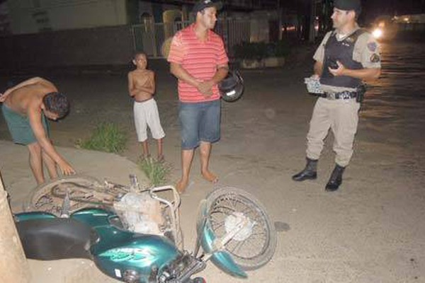 Motorista atropela motociclista na rua do Acre, foge e deixa a placa para trás