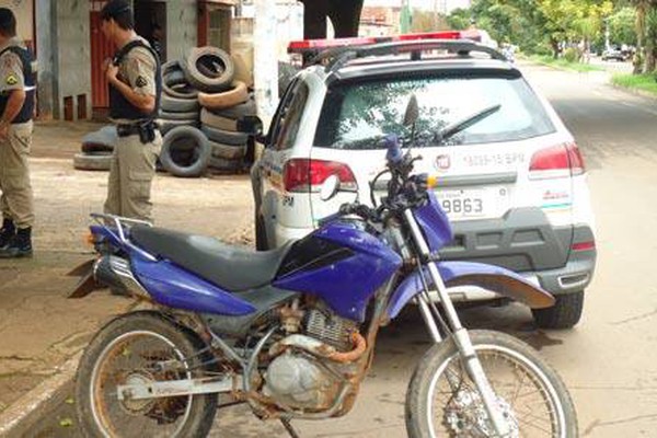 PM apreende menor em borracharia na avenida Paranaíba com moto furtada
