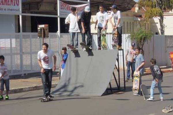 Skate, futebol e enduro de moutainbike marcam o domingo em Patos de Minas