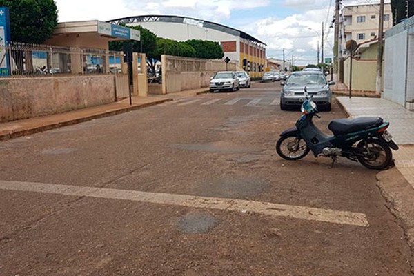 Pavimentação precária da Rua José Pereira da Fonseca dificulta a vida dos alunos da Apae