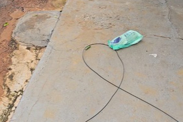 Motociclista é derrubado por cabo de fibra óptica no bairro Jardim América; vídeo mostra o acidente