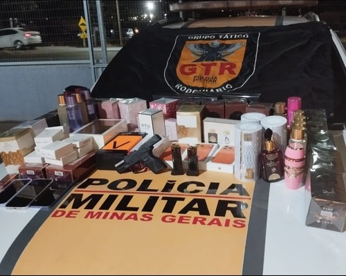 Grupo Tático Rodoviário prende homem armado e com perfumes e celulares importados na BR-146, em Patos de Minas