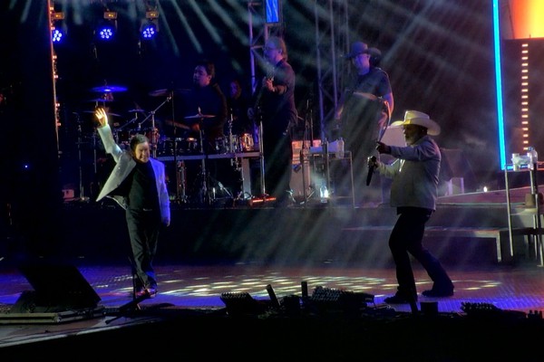 Rio Negro e Solimões cumprimentam “Arena Entupida” e cantam “Vida de cão”; veja ao vivo