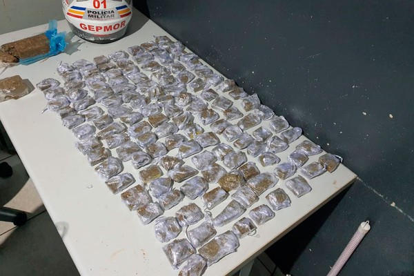 Jovem com passagens por tráfico e homicídio é preso com 129 tabletes de maconha em Patos de Minas
