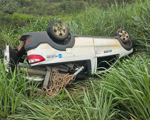 Motorista perde o controle da direção e capota veículo na BR 352, entre Patos e Lagoa Formosa