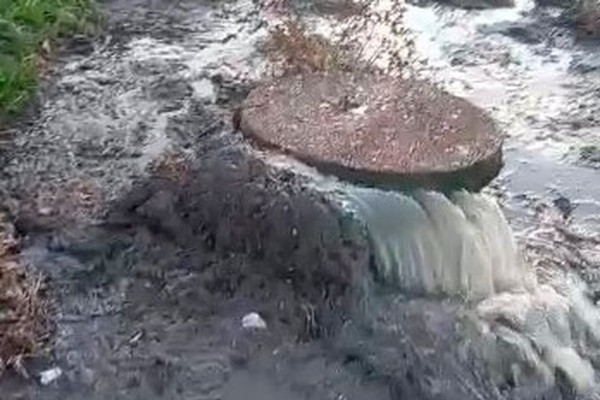 Moradores denunciam derramamento de esgoto no Itamaraty e poluição do Córrego Limoeiro