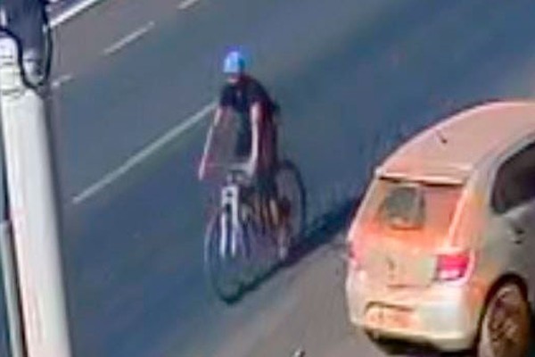 Imagens mostram ladrão furtando bike de R$ 34 mil em Patos de Minas; proprietário recompensa