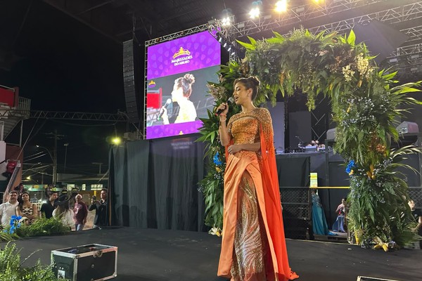 Vitória Magalhães discursa na passarela do concurso de Rainha Nacional do Milho 2026; veja ao vivo