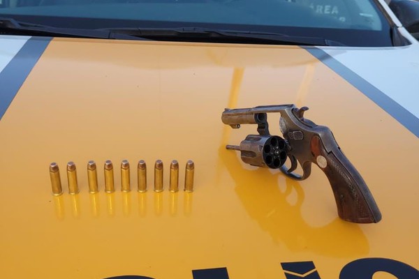 Passageiro é preso com arma de fogo carregada na MGC 354, em Patos de Minas