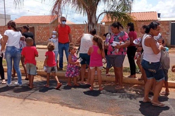 Voluntários distribuem marmitex e sacolinhas de guloseimas para centenas de pessoas em Patos de Minas