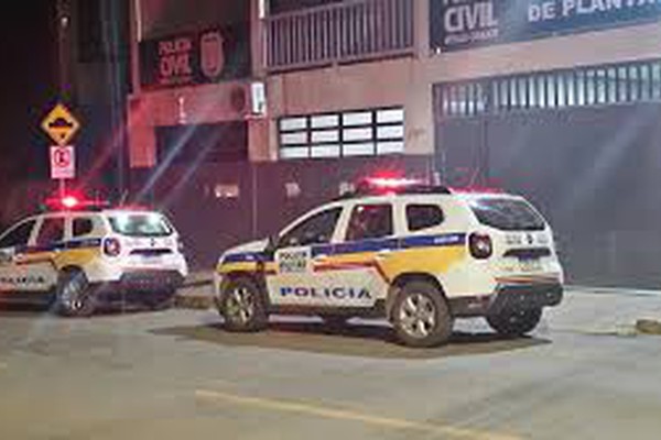 Mãe faz chamada de vídeo ameaçadora apontando faca para bebê em Patos de Minas