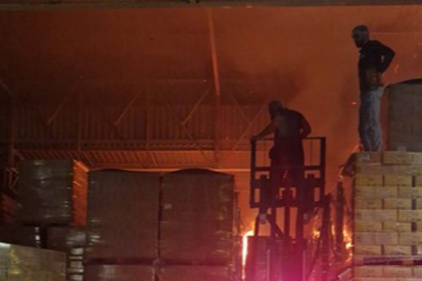 Incêndio em depósito de alimentos mobiliza brigadistas e Corpo de Bombeiros em Patos de Minas