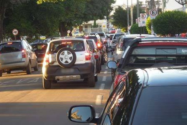 Confusão em cruzamento da rua Tenente Bino irrita moradores e motoristas