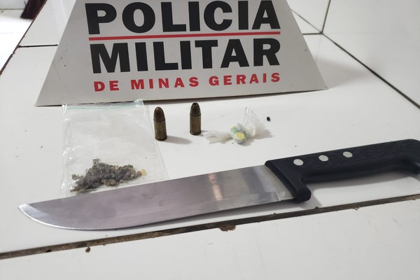 Jovem ameaça os pais em Patos de Minas e acaba preso com maconha, ecstasy e munições