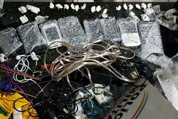 PM intercepta carregamento com 11 celulares, droga e chocolate que era levado para o Presídio