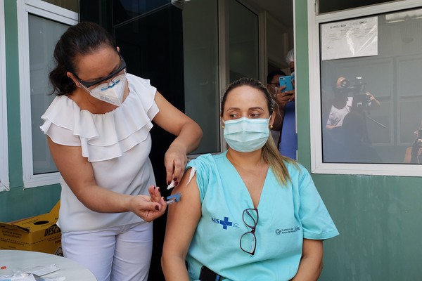 Patos de Minas tem 1ª parte de remessa de vacinas contra Covid-19 aplicada; veja distribuição