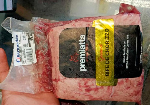 Homem é preso ao tentar sair de supermercado com vários produtos e até carnes no interior da calça e nos bolsos
