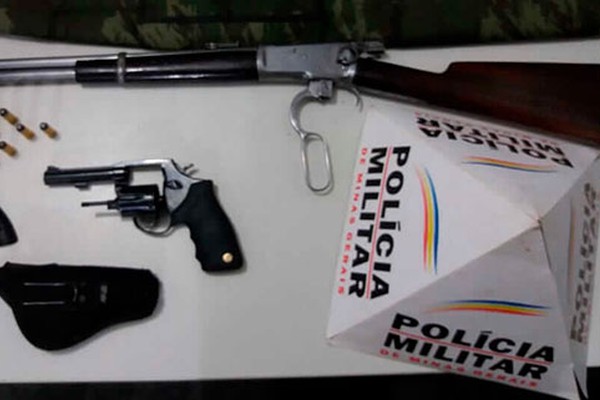 Após denúncias, PM de São Gotardo prende dois jovens e apreende duas armas de fogo