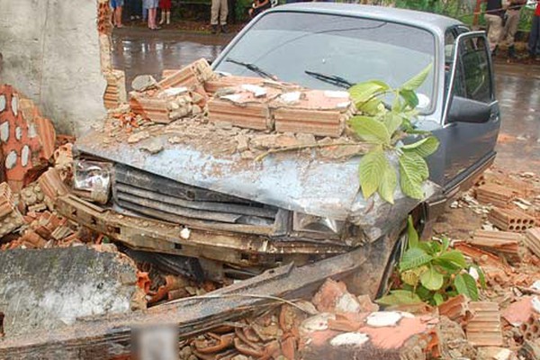 Adolescente derruba muro de casa quando deixava a UPA por causa de outro acidente