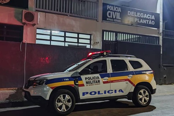 Após crise de ciúmes na Fenamilho, homem puxa cabelos e ameaça matar namorada e enteado