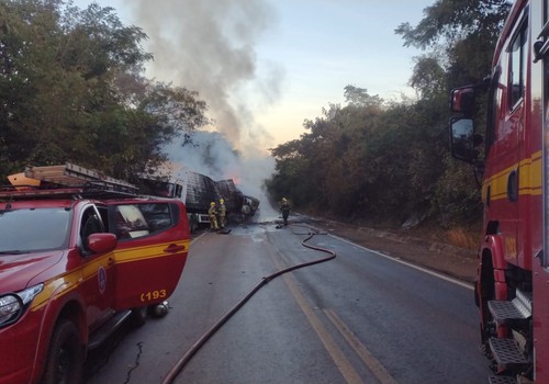 Batida entre carretas provoca incêndio, interdita a BR-251 e deixa um morto em Unaí