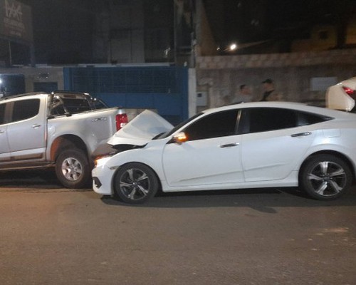 Motorista bate violentamente em caminhonete estacionada quando falava com a namorada pelo celular