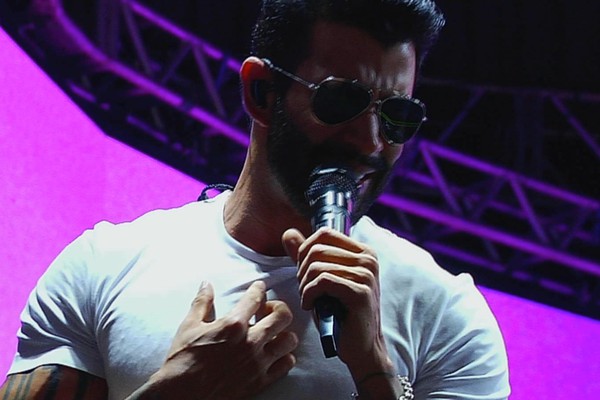 Gusttavo Lima se lembra de motel patense em "Vamos morar nesse motel"; veja ao vivo