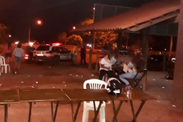 Fiscais da Vigilância Sanitária e Polícia Militar encerram festa em bar com 300 pessoas em Patos de Minas