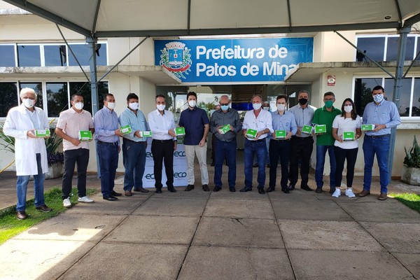 Cooperativas de Patos de Minas doam quase 3 mil testes rápidos de Covid-19 para a Prefeitura