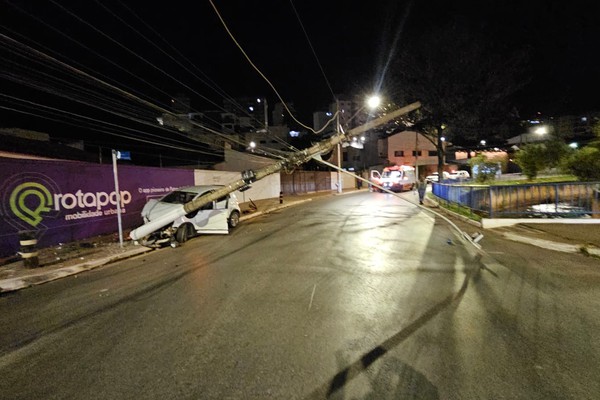 Motorista perde o controle, acerta em cheio poste de iluminação e interdita pista da avenida Fátima Porto