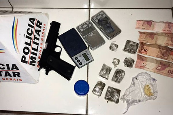 Polícia Militar encontra drogas, balanças de precisão e réplica de pistola com mulher de 23 anos