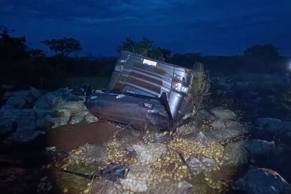 Caminhão carregado com batatas tomba após motorista perder o controle em curva na BR354