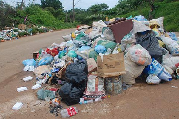 Com o lixo em frente às casas, moradores reclamam da falta de coleta em Patos de Minas