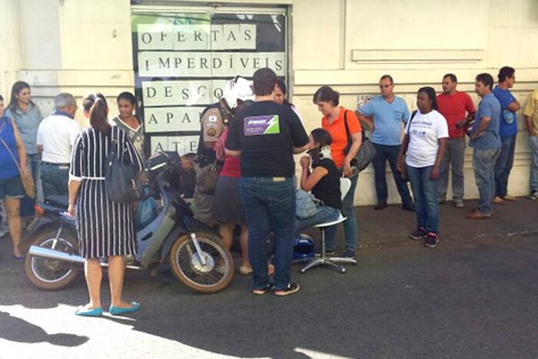 Motociclista sem habilitação atropela pedestre no centro de Patos de Minas