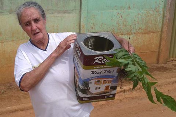 Moradores do distrito de Alagoas ficam cinco dias sem água e são obrigados a usar latas
