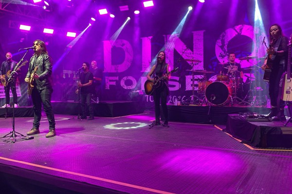 Dino Fonseca canta sucessos mundiais que atravessam gerações; veja ao vivo