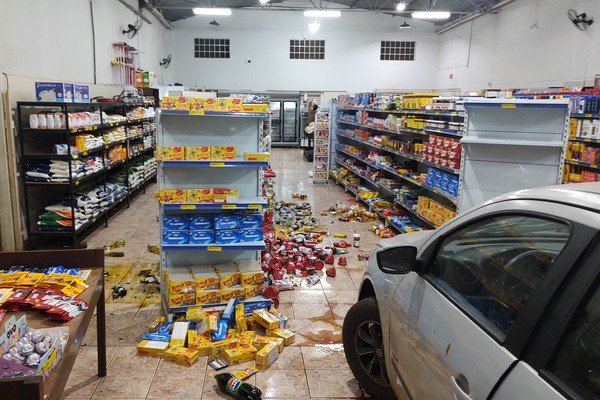 Homem vai comprar carne e cerveja, mas invade supermercado com o carro e acaba preso