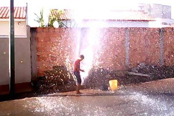 Tubulação de água estoura e passa o domingo jorrando água no Sebastião Amorim