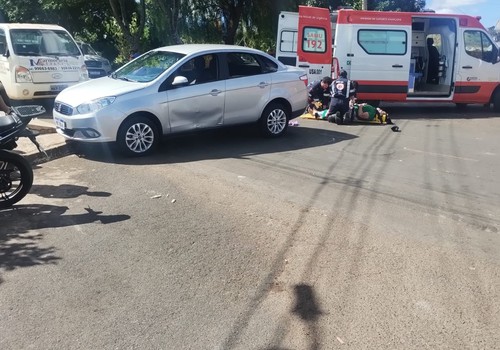 Condutor avança parada obrigatória e provoca mais um acidente no bairro Jardim Esperança